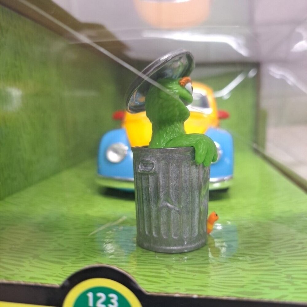 Oscar The Grouch & 1959 Volkswagen Beetle Die-Cast Model 1:43 Scale Hollywood Ri - Picture 5 of 9